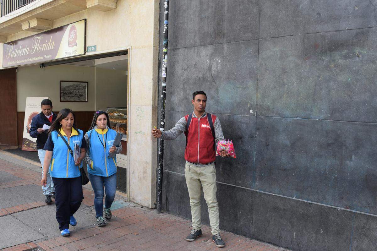 Jose Antonio Avedaño, de 22 años, huyó de Venezuela hace cuatro semanas hasta llegar a Bogotá, la capital colombiana. Avendaño tuvo que dejar la pastelería dnde trabajaba porque no había harina. Ahora vende caramelos en las calles.