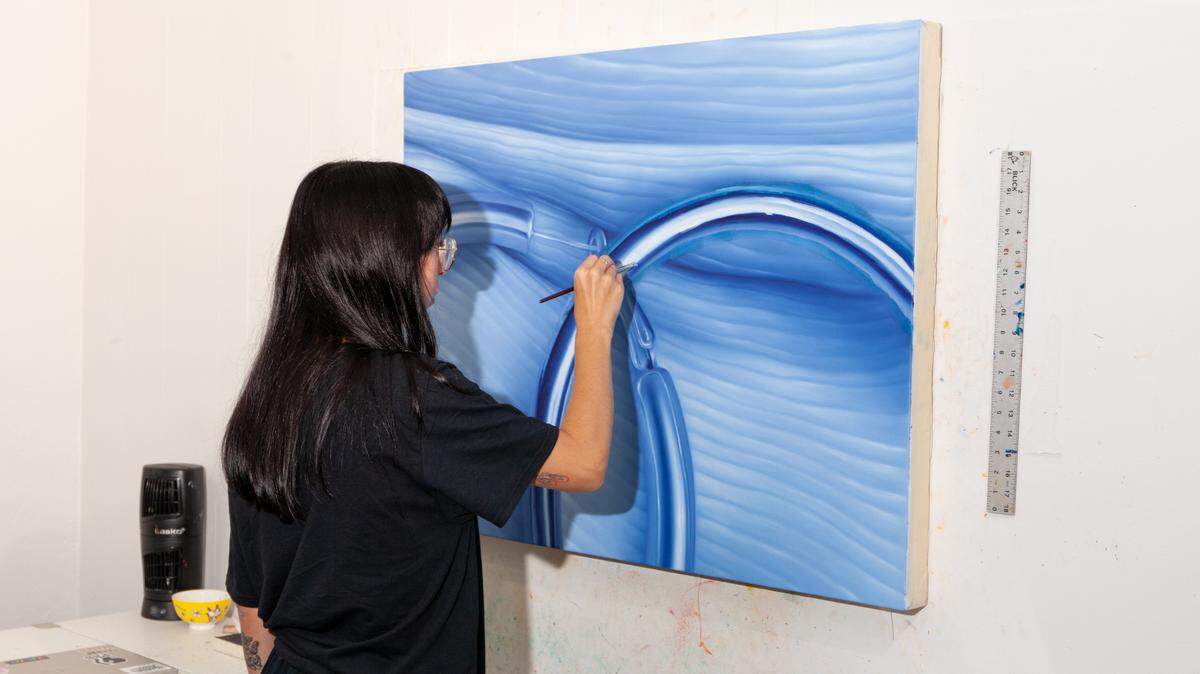 Ale Moros, artista en residencia de Oolite Arts, crea sus obras en su estudio de Miami Beach.