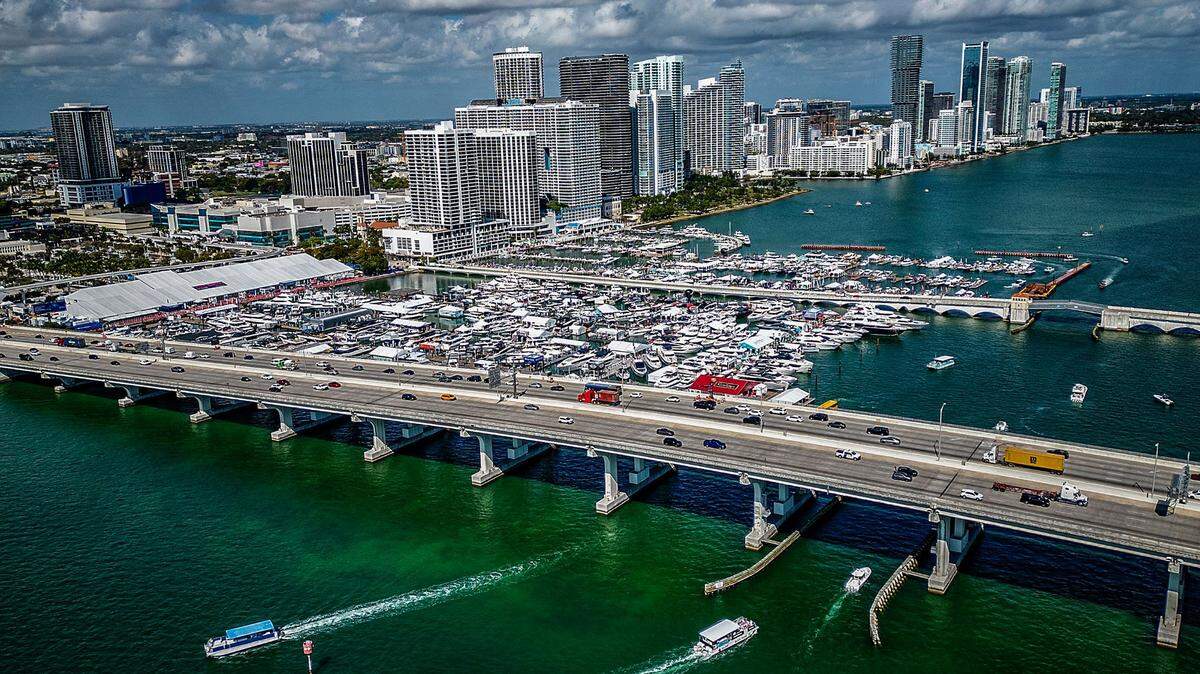 The MacArthur Causeway will experience a new traffic pattern beginning Wednesday, July 31, as a result of ongoing construction.