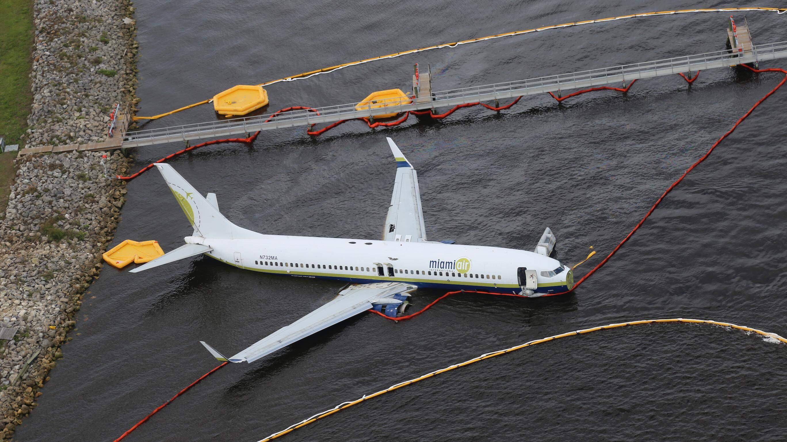 Plane carrying 143 slides off runway into river in Jacksonville. No one killed, sheriff says