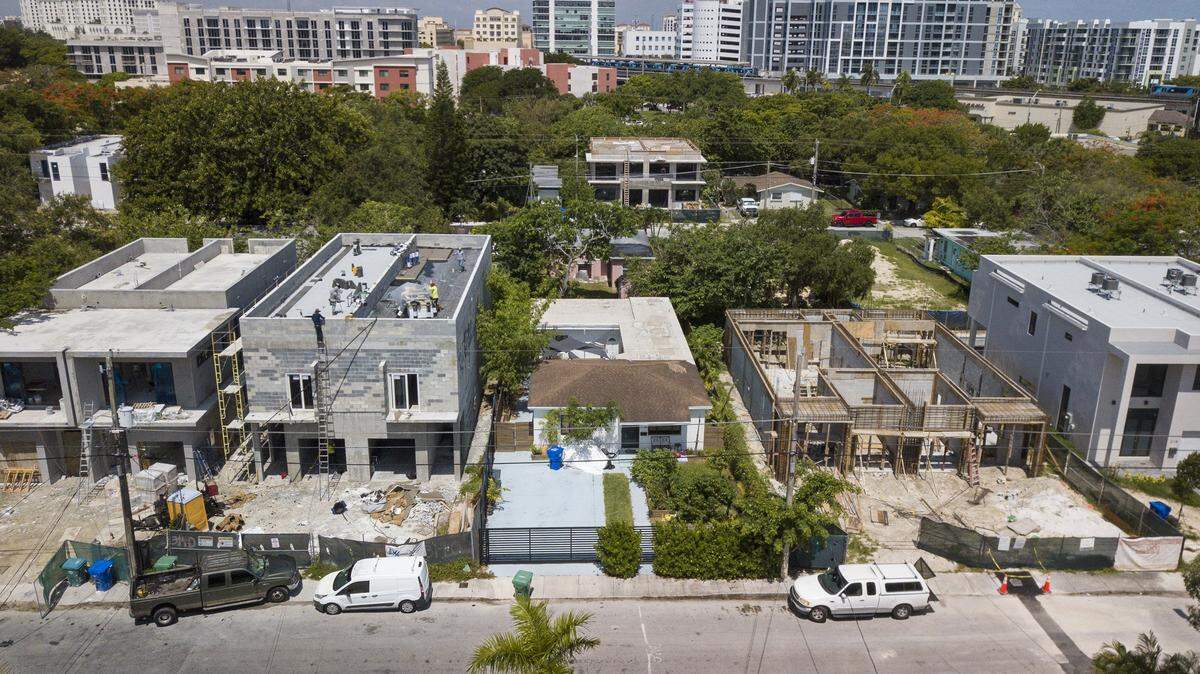 Casas de lujo y duplex se erigen a lo largo de lo que fue una calle de casas modestas en la históricamente zona negra en West Coconut Grove de Miami el 17 de junio de 2022. La comunidad negra está desapareciendo en medio del rápido aburguesamiento. Al Diaz adiaz@miamiherald.com

