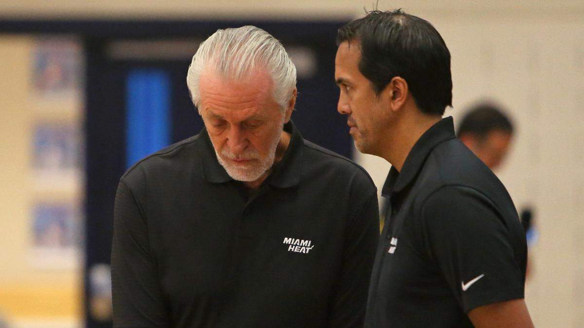 El presidente del Heat, Pat Riley (izq.), habla con el entrenador del equipo, Erik Spoelstra, en una práctica de pretemporada el 26 de septiembre de 2018 en la FAU Arena, en Boca Raton, Florida.