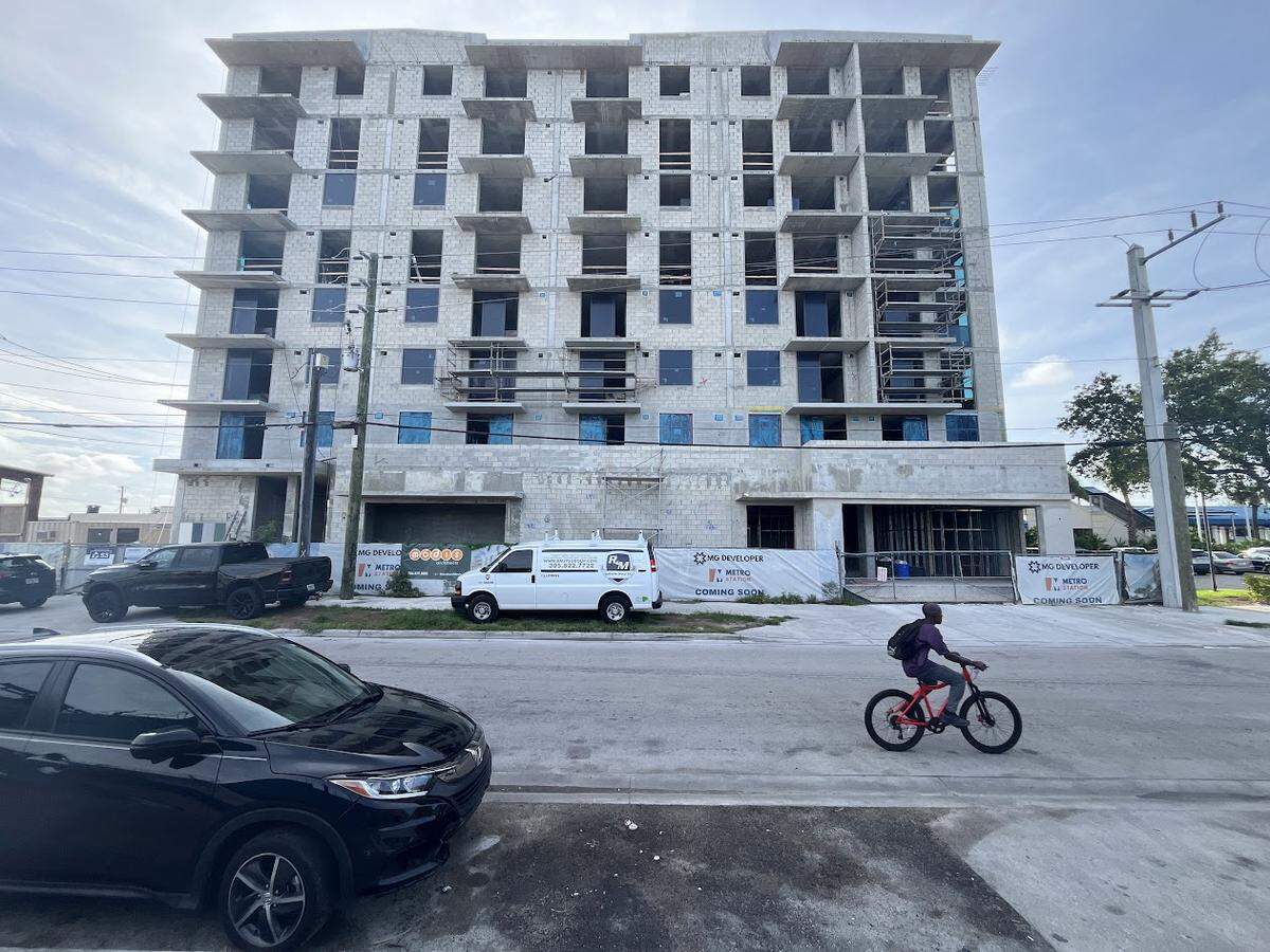 Un edificio de alquiler se levanta en una nueva zona de residencial cerca de una estación de Tri-Rail en Hialeah, que se conecta con Metrorail y Brightline.