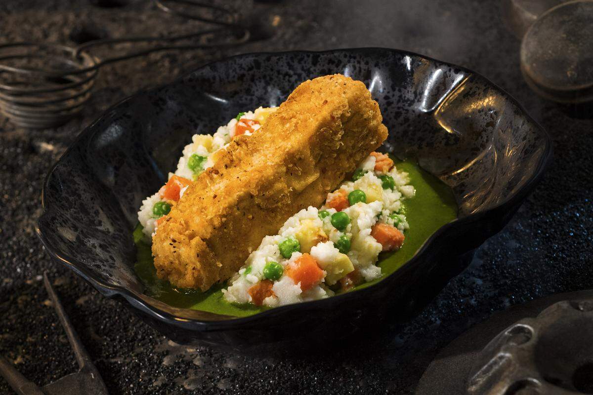 The Fried Endorian Tip-Yip, found at Docking Bay 7 Food and Cargo inside Star Wars: Galaxy’s Edge, is a chicken dish with roasted vegetable mash and herb gravy.