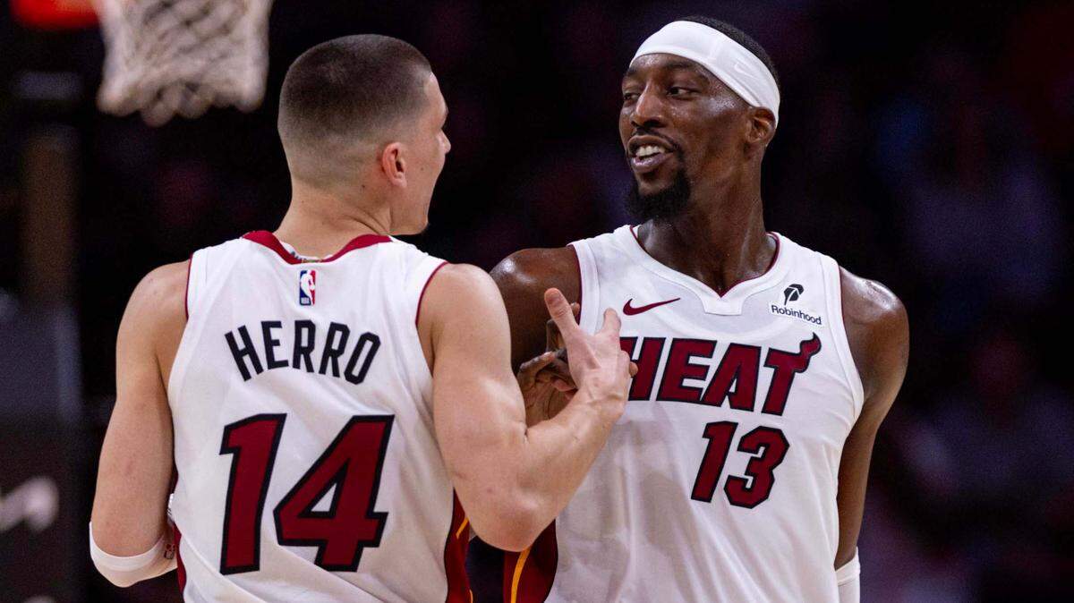 Las estrellas del Heat Tyler Herro (14) y Bam Adebayo (13) , en la foto ante los Pelicans el 1 de enero en el Kaseya Center, piden que todos, tanto jugadores como cuerpo técnico, esten en la misma página para poder salir adelante.