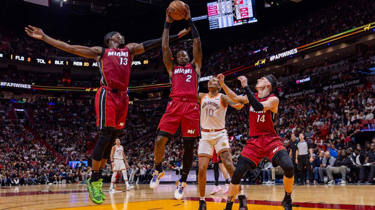 El guardia del Miami Heat, Terry Rozier (2), recoge el rebote mientras el delantero de los San Antonio Spurs, Jeremy Sochan (10), mira durante la segunda mitad de un partido de la NBA en el Kaseya Center en Miami, Florida, el miércoles 7 de febrero de 2024.