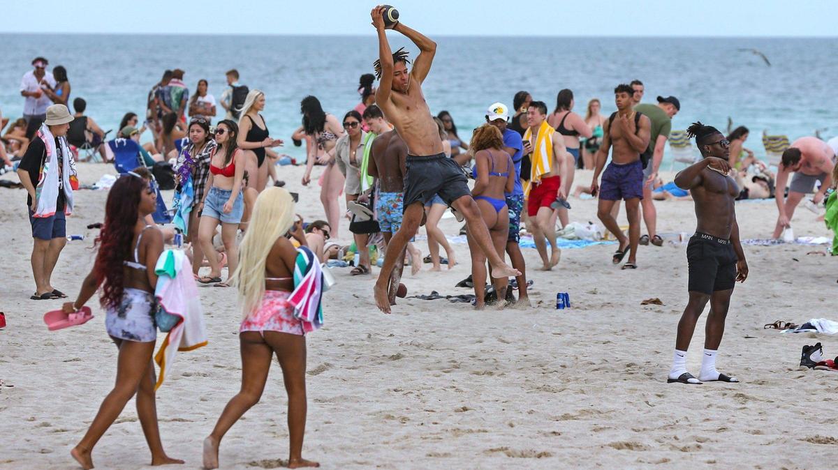Eliakim Brown, de 23 años, de la Universidad Nacional de la Florida, atrapa un pase en una sección concurrida de South Beach, el jueves 17 de marzo de 2022.