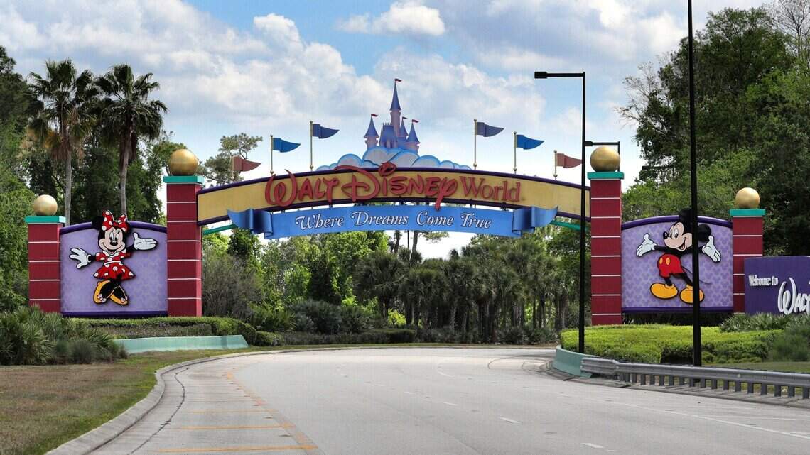 ¿Cuál es la causa de esas enormes filas en Epcot? Este adorable dragón púrpura de recuerdo