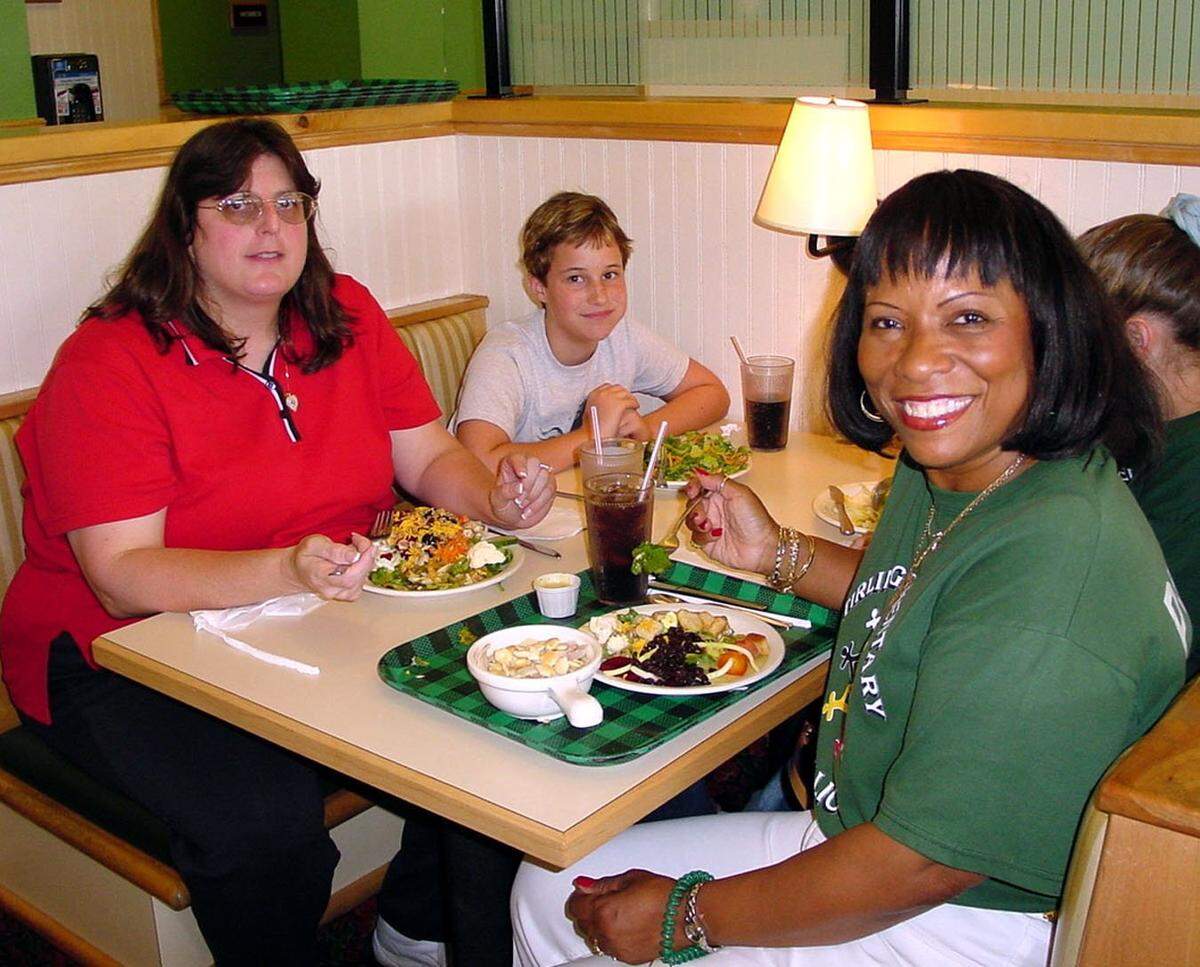 In 2002, a group at the Sweet Tomatoes salad and soup buffet in Hollywood. Stirling Elementary fourth grade teacher Meryl Jefferson, left, straight-A student Zoey Zeitlin and Principal Winifred Graham enjoy lunch. The restaurant treated students who had straight-A report cards all year and volunteer safety patrol students to a complimentary end-of-the-school-year buffet lunches.