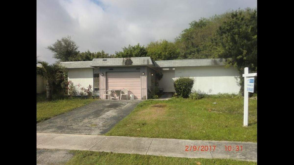 Los registros de propiedad del Condado Broward dicen que Sherri Lynn Smith compró esta casa de Tamarac en junio de 2018. La declaración de culpabilidad de Smith dice que usó el dinero que robó a una pareja de ancianos para hacer el pago inicial ese mes.