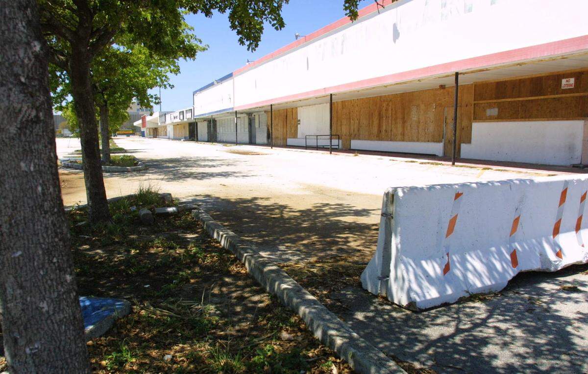 A former Zayre store in 2001 on Broward Boulevard just west of I-95.