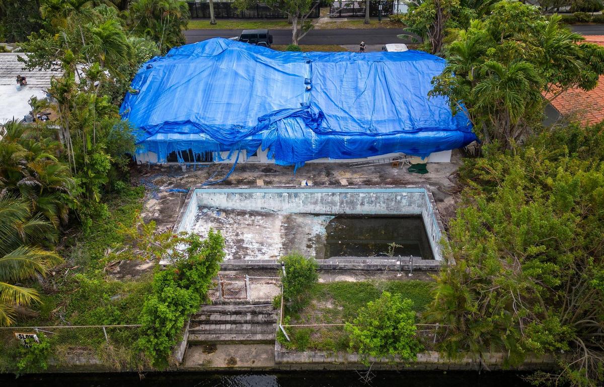 Jueves 21 de diciembre de 2023: Vista de la casa del veterano Kenneth Heller, de 78 años, en North Miami, con una lona azul cubriendo todo el techo debido a la falta de recursos para arreglarla, ya que vive de un ingreso fijo sin dinero extra para arreglar su deteriorada casa.