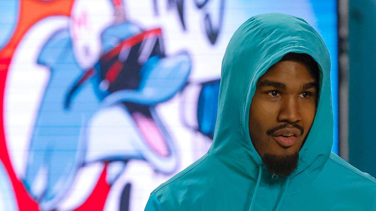 Miami Dolphins wide receiver Jaylen Waddle (17) looks on before the start of an NFL football game against the Buffalo Bills at Hard Rock Stadium on Sunday, Jan. 7, 2024 in Miami Gardens, Fl.