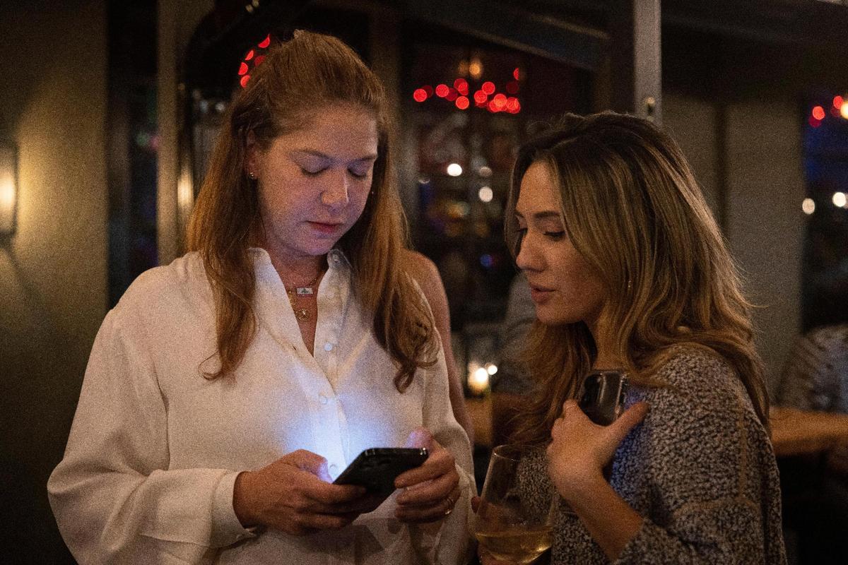 La comisionada en funciones Sabina Covo, a la izquierda, mira los resultados con una partidaria durante su fiesta de observación, el martes 7 de noviembre 2023, en Taurus, en Coconut Grove. Covo y su oponente Damián Pardo estarán en una segunda vuelta electoral.