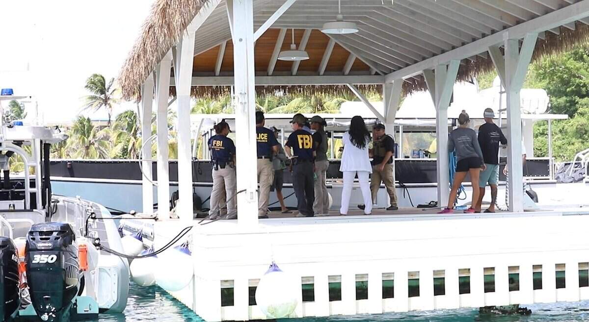 Oficiales de las fuerzas del orden de la ciudad de Nueva York, de las Islas Vírgenes de EE.&nbsp;UU., agentes de la Oficina de Aduanas y agentes del FBI participaron en una redada conjunta en Little St. James —la isla privada de Jeffrey Epstein.