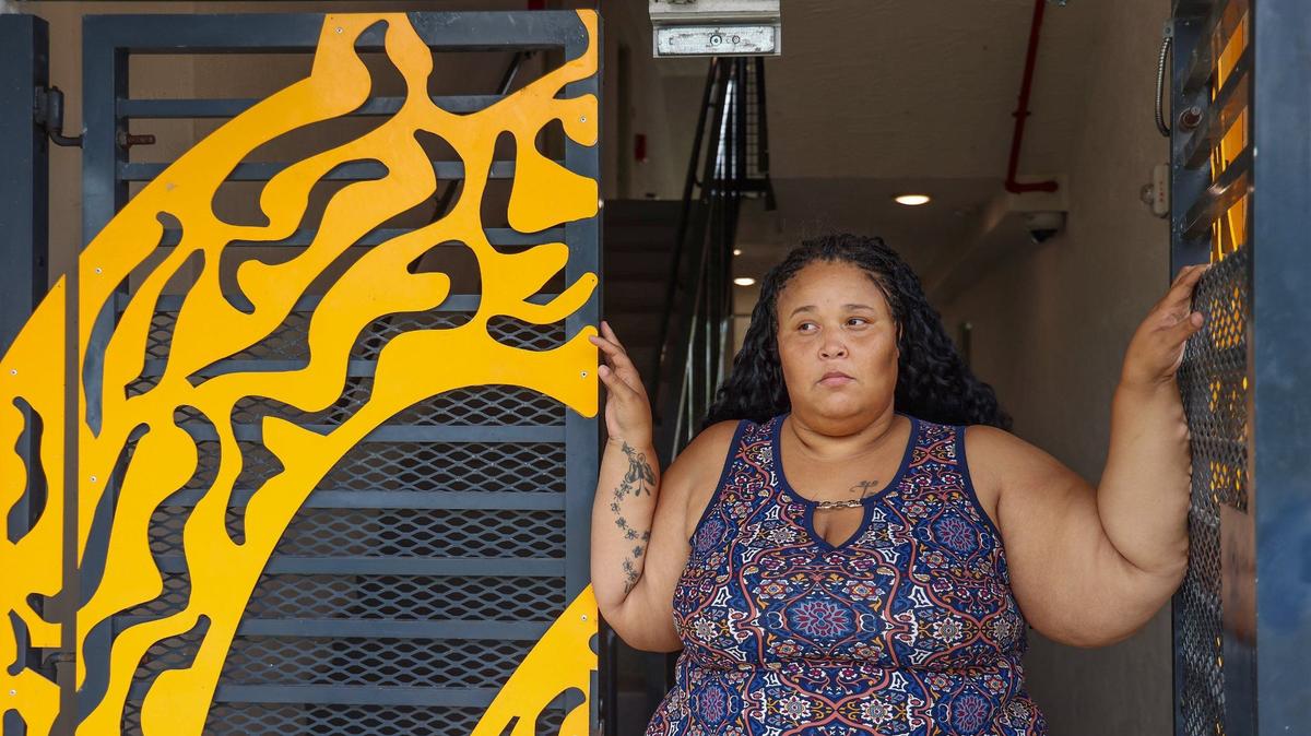 Samantha Kenley, a 39-year-old mother of seven children, has been diligently documenting the numerous issues faced by herself and other residents residing in Building 5 of the Liberty Square Phase 1 development.