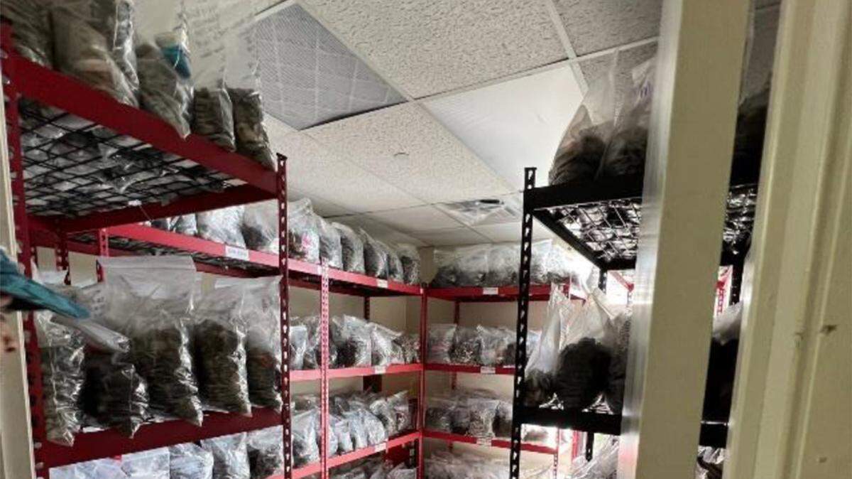 Esta fotografía, incluida en un informe público a la ciudad de Miami por la urbanizadora Related Group, muestra bolsas que contienen materiales arqueológicos excavados en un sitio indígena prehistórico en el río Miami en Brickell, en un almacenamiento temporal en un espacio de oficinas vacío.