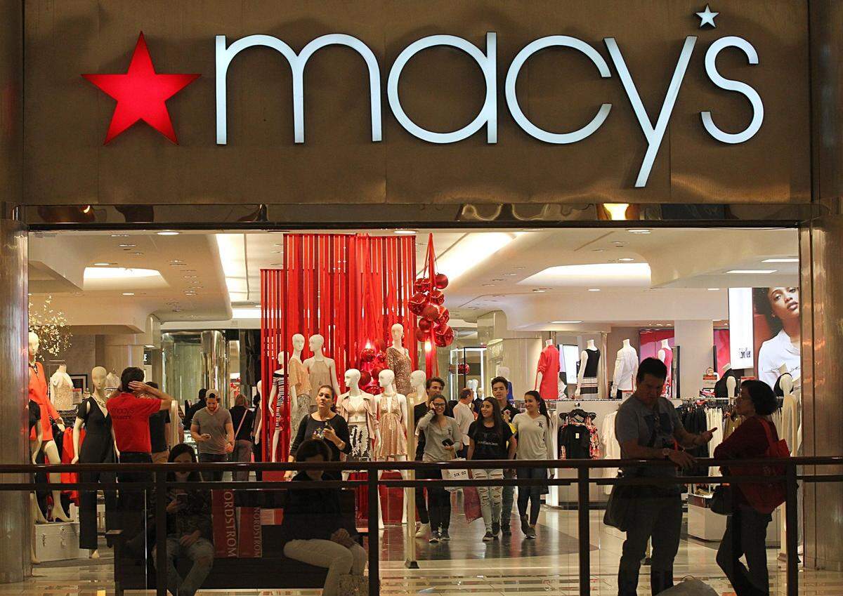 Shoppers at the Aventura Macy’s two days before Christmas in 2016.