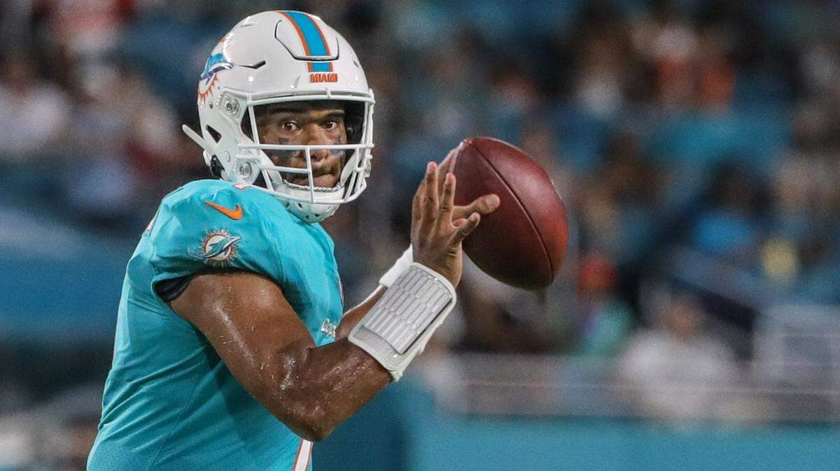 El quarterback de los Miami Dolphins, Tua Tagovailoa (1), se prepara para pasar en el segundo cuarto cuando los Miami Dolphins reciben a los Atlanta Falcons en el Hard Rock Stadium en Miami Gardens el sábado 21 de agosto de 2021.