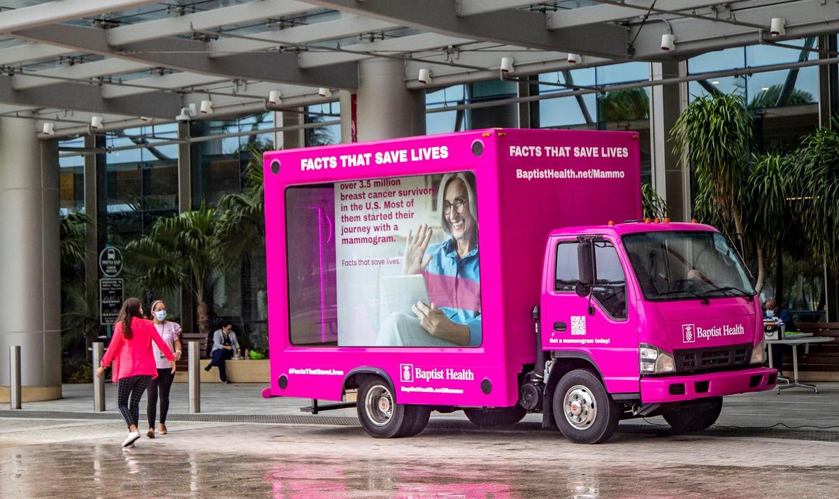 Un nuevo camión rosado en el Miami Cancer Institute de Baptist Heealth en Kendall para inaugurar el Mes de Concienciación sobre el Cáncer de Seno, el 1 de octubre de 2021.