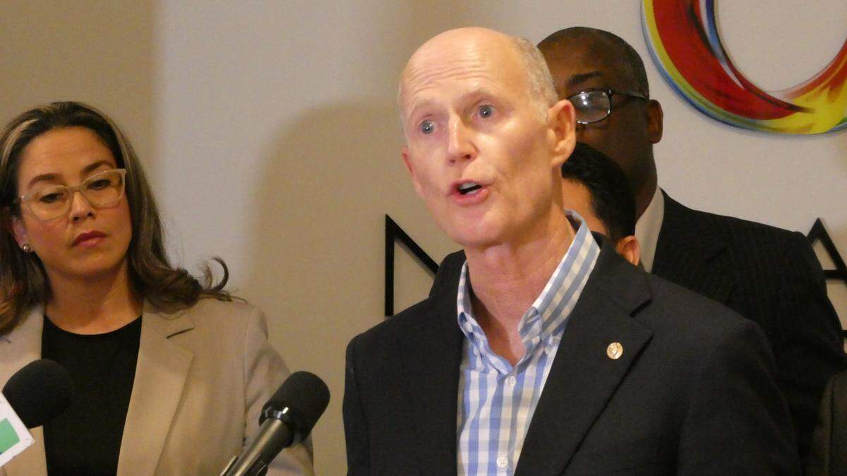 El senador federal Rick Scott en una conferencia de prensa en Doral el 12 de junio de 2023, en la que arremetió contra la administración de Biden, a la que acusó de  politizar el sistema judicial federal.