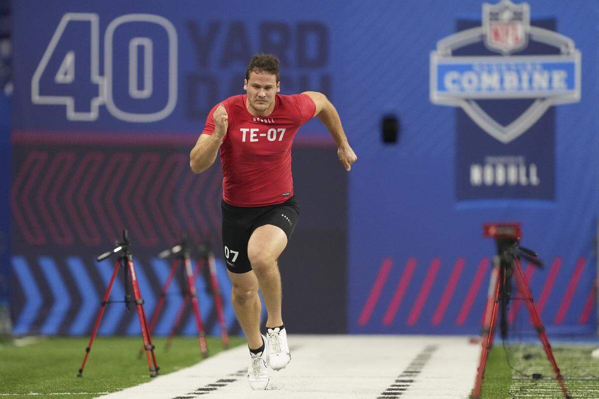 Mar 4, 2023; Indianapolis, IN, USA; Iowa tight end Sam Laporta (TE07) participates in drills at Lucas Oil Stadium. Mandatory Credit: Kirby Lee-USA TODAY Sports