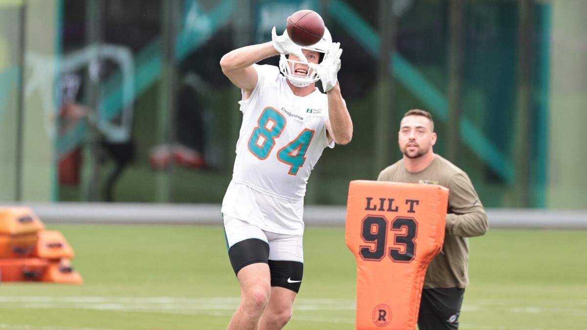 Miami Dolphins tight end Hunter Long (84) catches a pass during practice drills at the Baptist Health Training Complex in Miami Gardens on Wednesday, January 5, 2022.