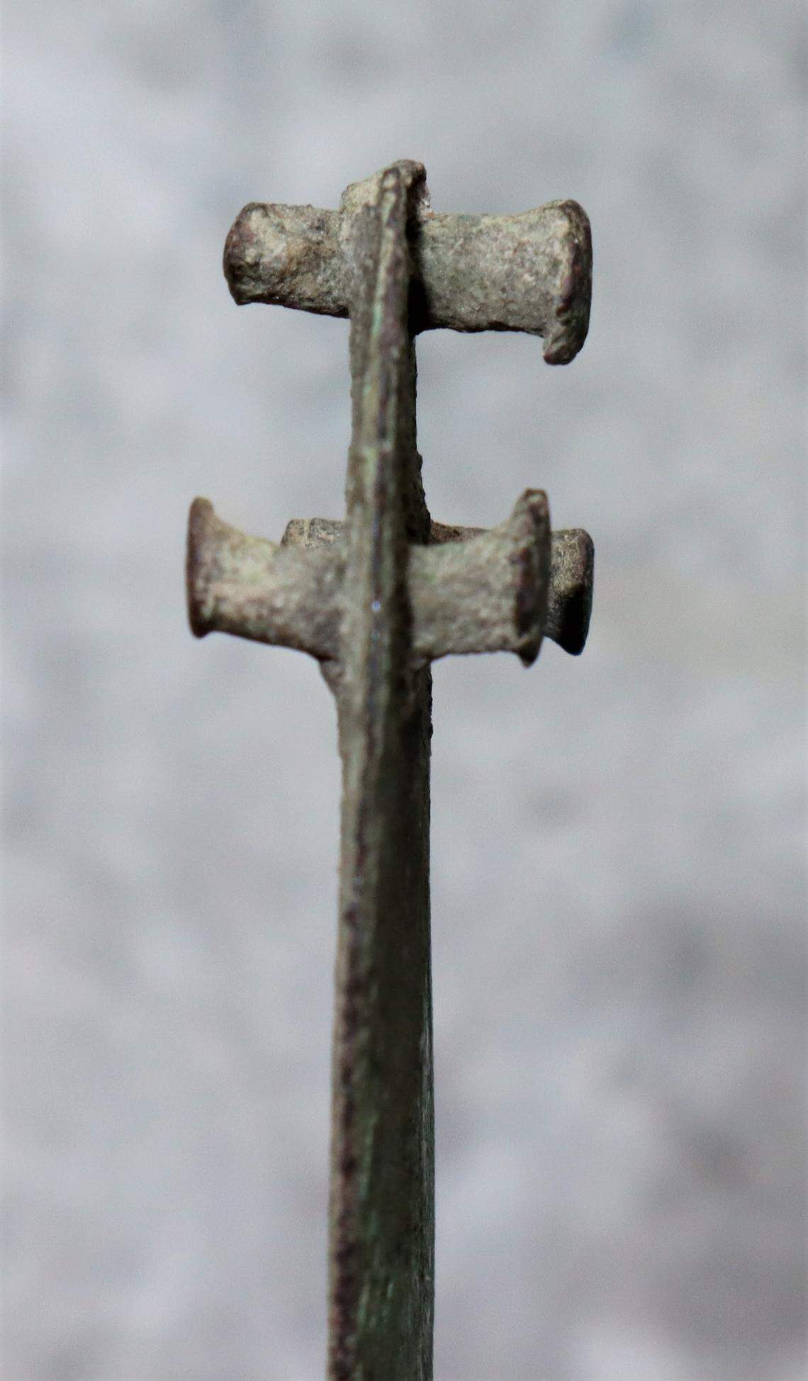 The portion of the blade where a handle would be attached.