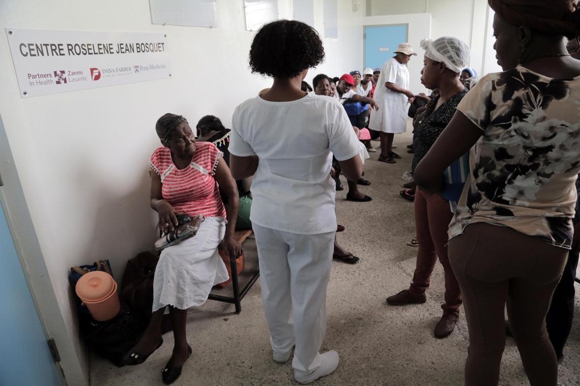 Une infirmière du Centre de cancérologie Roselène Jean Bosquet à l’Hôpital Universitaire de Mirebalais en Haïti, appelle les noms des patients en chimiothérapie qui seront vus dans la journée.