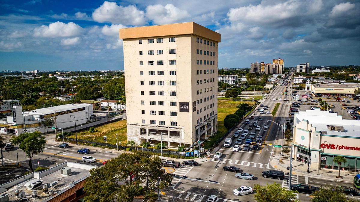 Viernes 10 de febrero de 2023: Vista del antiguo edificio de INS en Biscayne Blvd. (7880 Biscayne Blvd.), que estaba programado para convertirse en un hotel y la pieza central de un nuevo complejo residencial y comercial en 2014, pero el proyecto nunca se materializó y los inversores están demandando ya que la entidad de financiación parece haber engañado a sus inversores.
