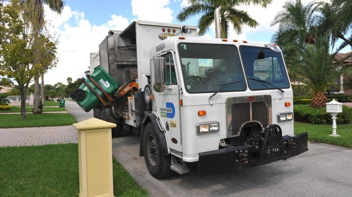 Más de 300,000 hogares dependen de los camiones de saneamiento del Condado Miami-Dade para la recolección de la basura doméstica. Esos residuos pudieran ser enviados por tren a vertederos en Georgia después de que un incendio cerrara la planta incineradora del condado en Doral a principios de 2023.
