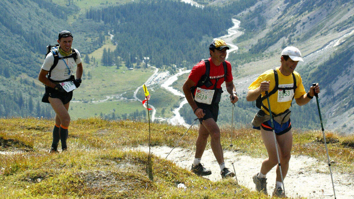 Athetes climb the col Ferret on the du Mont-Blanc during the “North Face Ultra-Trail” (Tour du Mont-blanc), a 158 kilometers-long run around the Mont-Blanc, 26 August 2006 in Chamonix, eastern France.