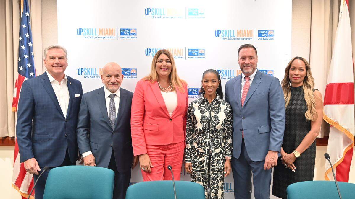 EN JULIO, los lideres empresariales locales anuncian el lanzamiento de UpSkill Miami una cooperación con Miami Dade College. En la foto de izquierda a derecha: Bo Boulenger, presidente y director ejecutivo de Baptist Health; Carlos A. Migoya, Director Ejecutivo, Sistema de Salud Jackson; Madeline Pumariega, Presidenta, Miami-Dade College; Symeria Hudson, presidenta y directora ejecutiva de United Way Miami; Charles Hodges, Presidente, División de Educación y Capacitación, The CDL School; Michelle Barton King, Presidenta de la Junta, United HomeCare.