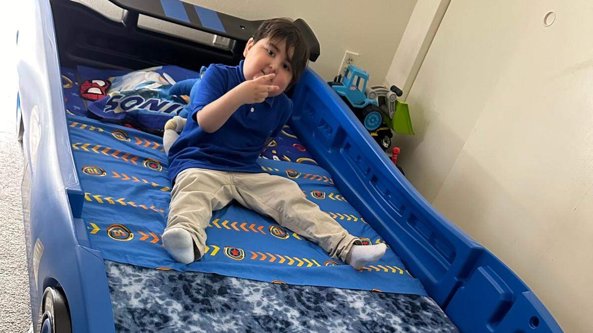 Lucas Salazar, de cinco años, en su nueva cama de auto de carreras turbo que recibió de un donante de Wish Book en 2023. Lucas, quien vive con su familia en Weston, se ha sometido a un tratamiento exhaustivo luego de ser diagnosticado de leucemia linfoblástica en 2019.