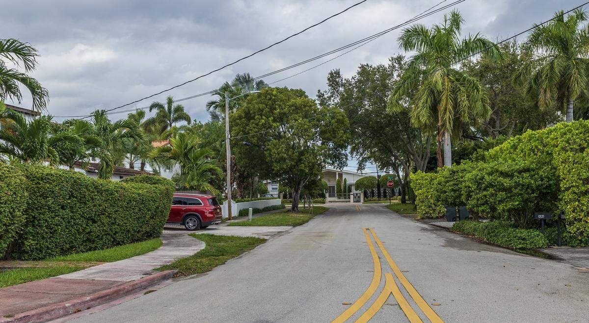 View of a cul-de-sac on North Bay Road and 48th Street interception, where some wealthy residents are trying to move forward with a proposal to block off the street and make this a gated road that would have guard towers and require a driver's license to pass through, in Miami Beach, on Tuesday October 28, 2025.