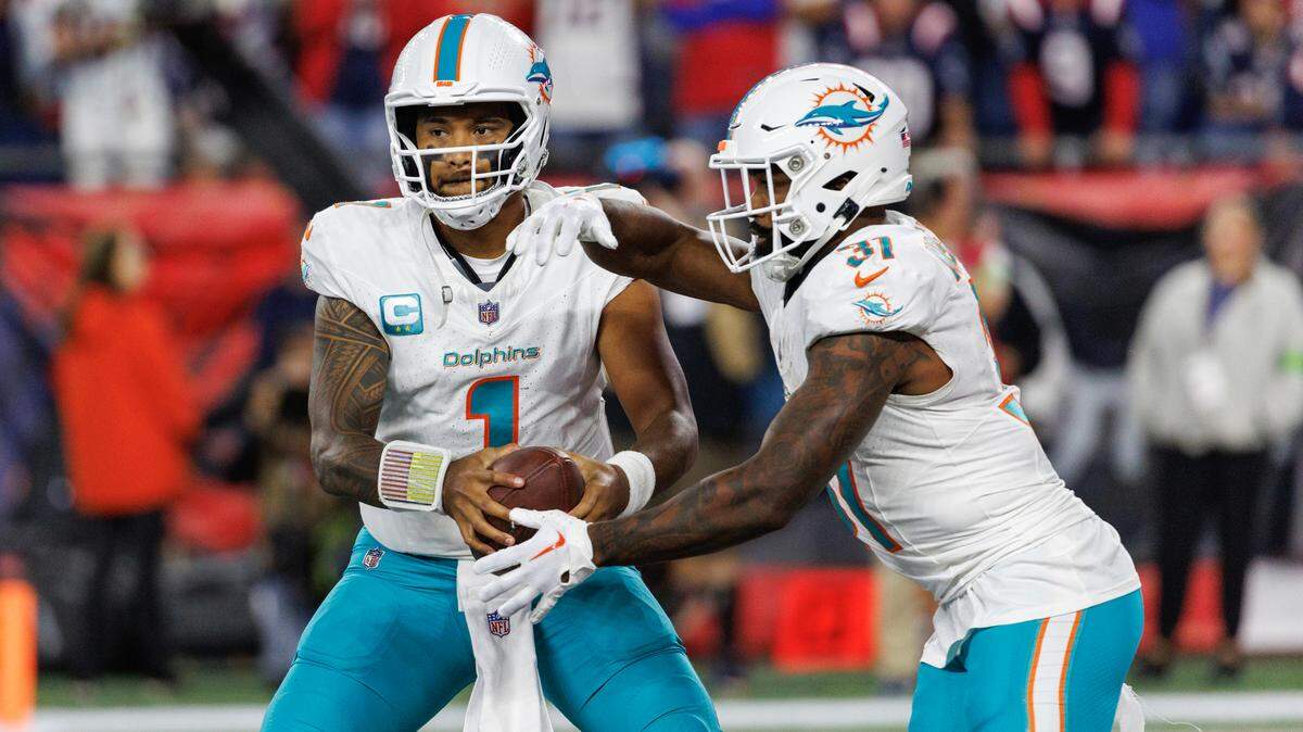 El quarterback de los Dolphins, Tua Tagovailoa (1), entrega el ovoide al running back, Raheem Mostert, durante el último cuarto del partido contra los Patriots de New England, celebrado el 17 de septiembre de 2023 en el Gillette Stadium, en Foxborough, Massachusetts. 