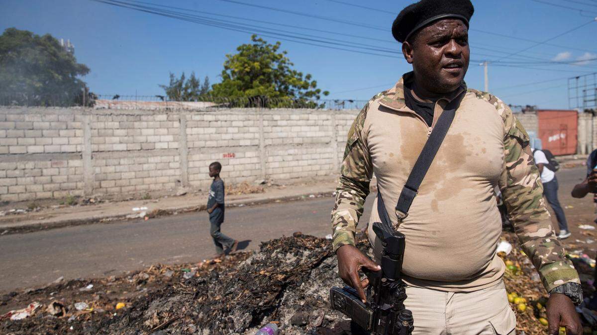 El líder de la principal pandilla armada de Haití, Jimmy Cherizier, alias Barbecue, reivindicó el jueves los atentados perpetrados cerca del principal aeropuerto internacional de Haití.