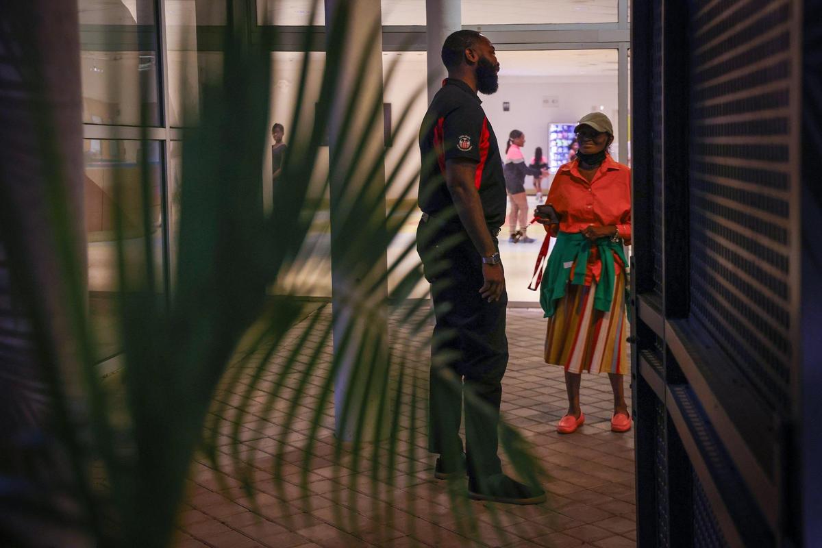 Qunyatta Warren, the LHCC’s new director, left, takes a moment to talk to members of his staff at the end of a long day.