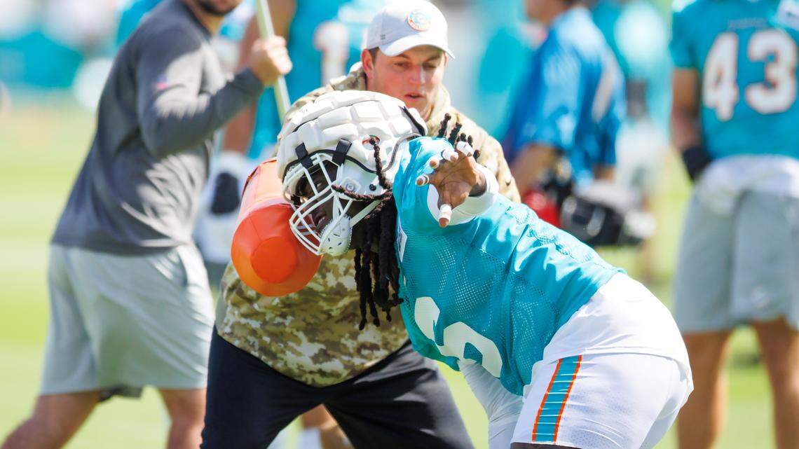 Miami Dolphins linebacker Melvin Ingram (6) do drills during NFL football training camp at Baptist Health Training Complex in Hard Rock Stadium on Thursday, July 28, 2022 in Miami Gardens, Florida.