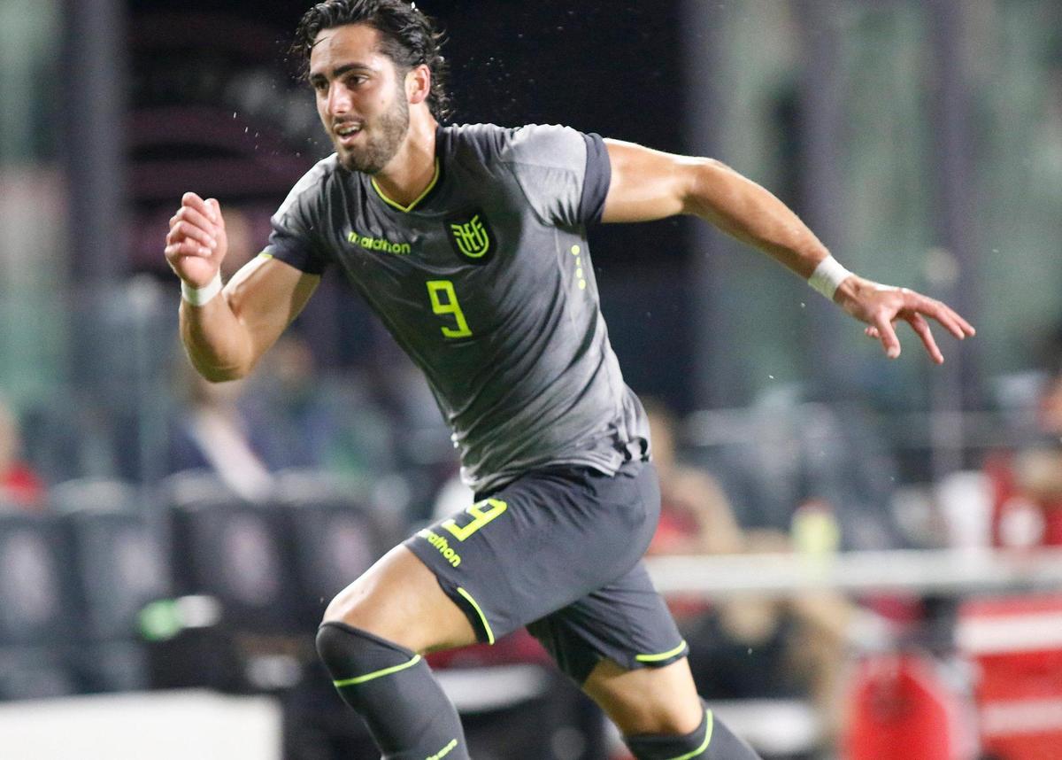 Inter Miami forward Leonardo Campana plays for Ecuador against Cape Verde during the international friendly soccer game on Saturday, June 11, 2022 at DRV PNK Stadium in Fort Lauderdale. Andrew Uloza / for THE MIAMI HERALD