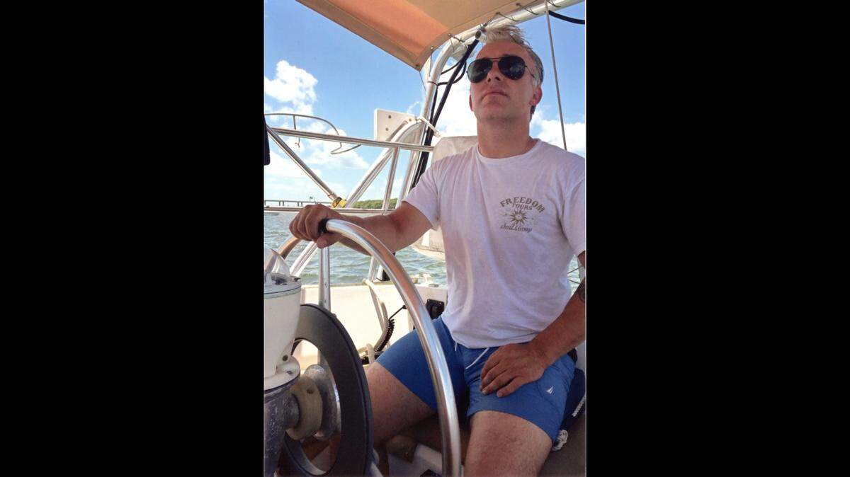 En esta foto concedida por su familia, muestra al ex marine Matthew J. Heath en su bote. El estadounidense oriundo de Tennessee es acusado de terrorismo y espionaje por el régimen de Nicolás Maduro.