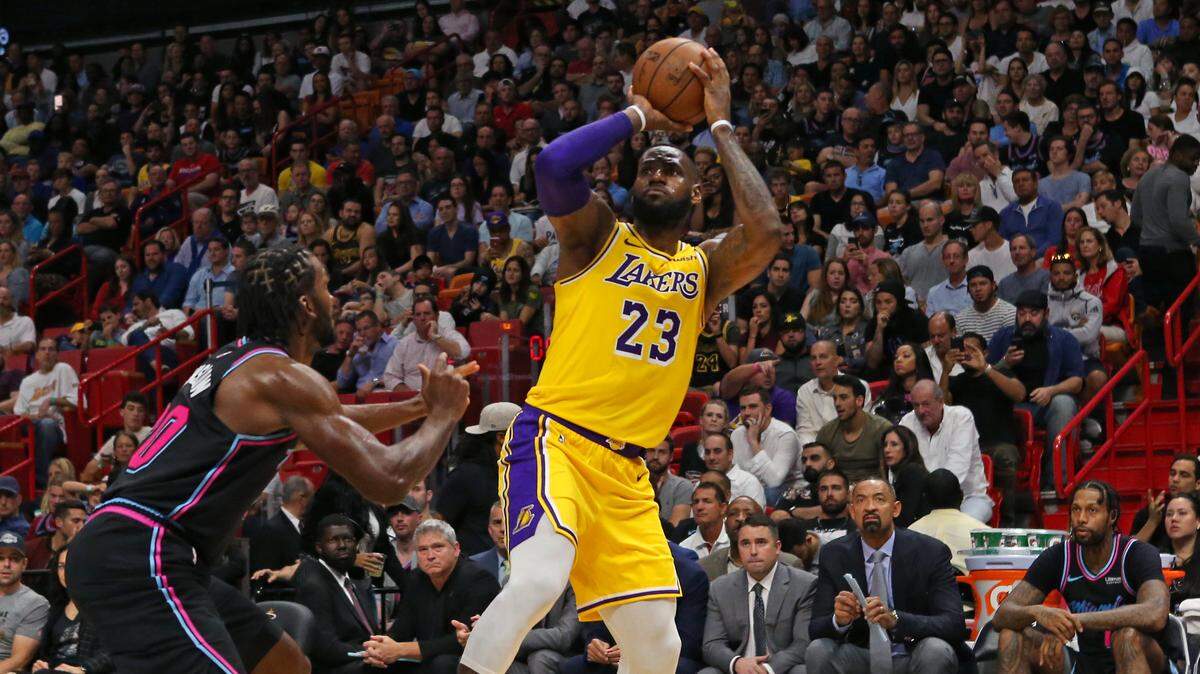 El astro de los Lakers LeBron James tira cómodamente al aro sobre el jugador del Heat Justise Winslow, el 18 de noviembre en el  American Airlines Arena.