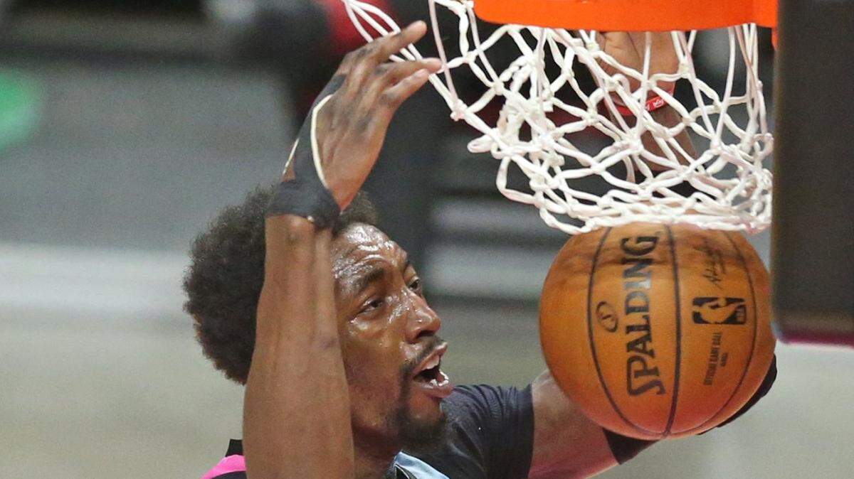 El pívot de Miami Heat, Bam Adebayo (13), clava el balón en el tercer cuarto en el AmericanAirlines Arena el miércoles 24 de febrero de 2021.