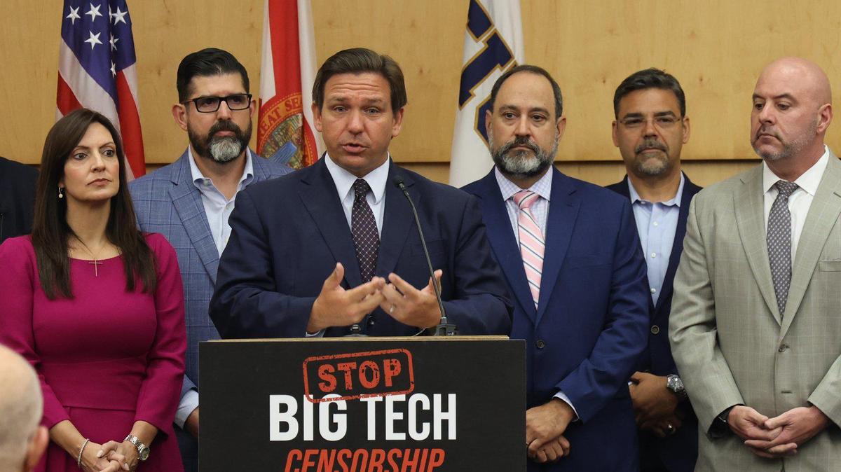 En esta imagen de archivo de mayo del 2021, el gobernador de la Florida Ron DeSantis, acompañado de legisladores estatales, da un discurso antes de firmar una ley que limita el poder de las compañías de redes sociales de penalizar a las personas que violen las reglas de uso.