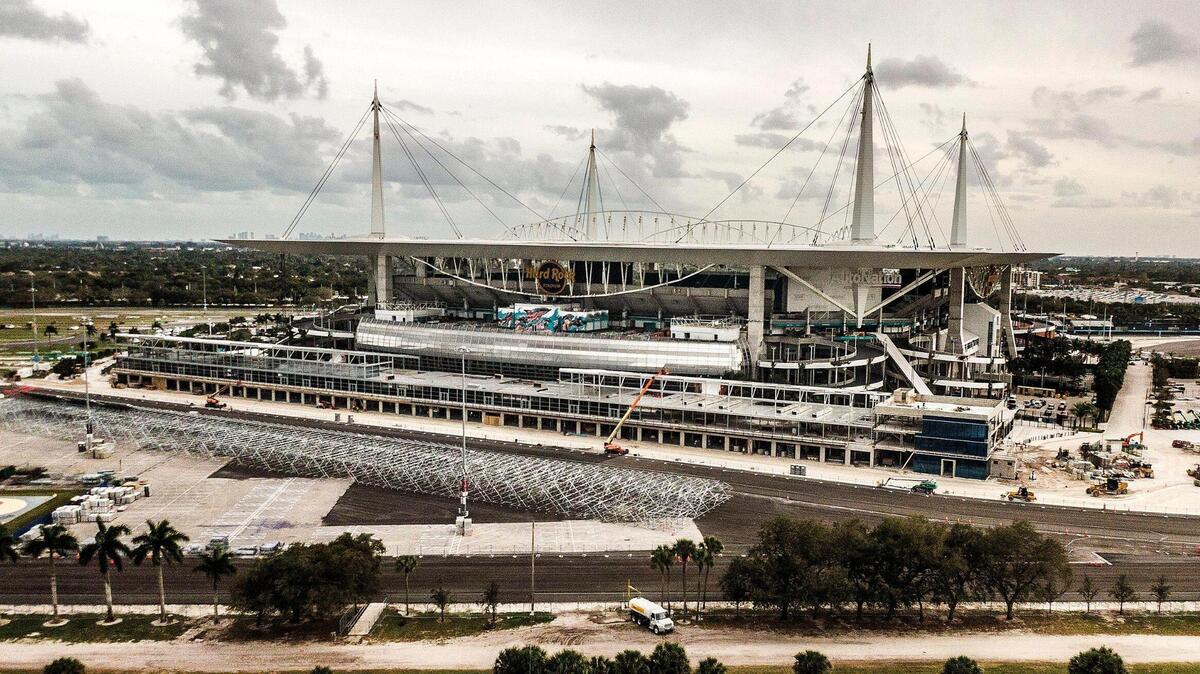 La construcción del edificio del garaje dela próxima carrera de Fórmula 1 afuera del Hard Rock Stadium en Miami Gardens, fotografiado el 15 de febrero de 2022, comenzó sin las aprobaciones requeridas de la ciudad y del condado.