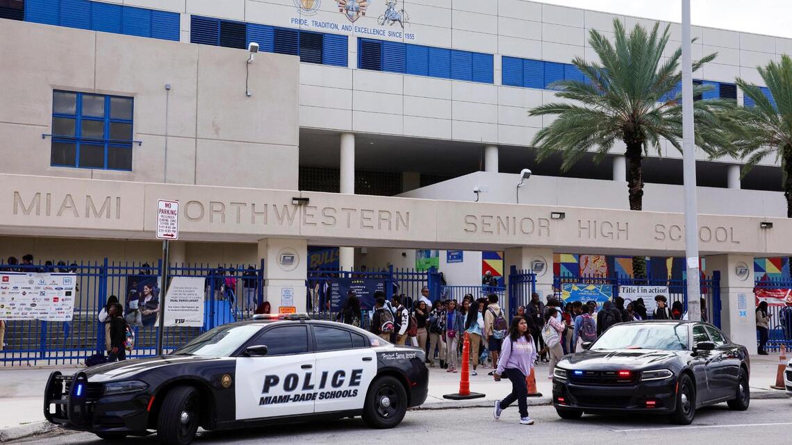 Dos estudiantes son hospitalizados tras apuñalamiento en escuela secundaria de Miami