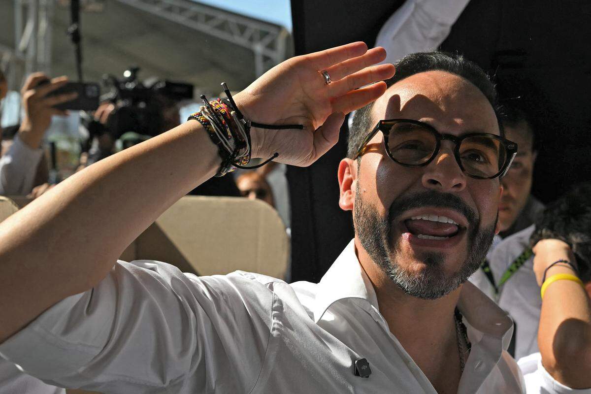 El candidato presidencial de Colombia, Abelardo de la Espriella, del movimiento Salvadores de la Patria, saluda mientras vota en un colegio electoral durante las elecciones presidenciales en Barranquilla, Colombia, el 31 de mayo de 2026.