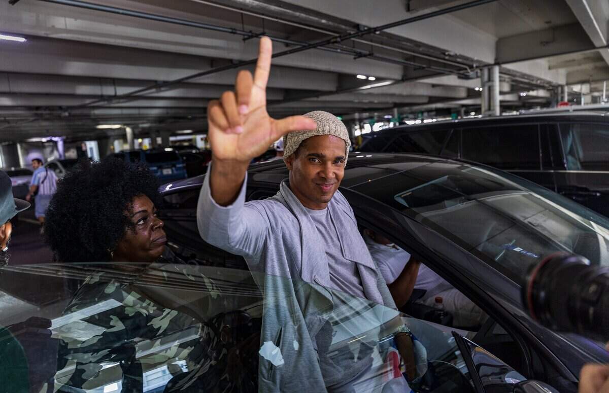 El artista disidente cubano Luis Manuel Otero Alcántara hace un gesto de “libertad” con la mano tras llegar al Aeropuerto Internacional de Miami el sábado 18 de julio de 2026.