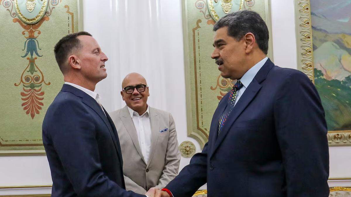A handout photo released by Venezuela’s Presidency shows Venezuelan President Nicolás Maduro (right) speaking with U.S. President Donald Trump’s special envoy, Richard Grenell, at the Miraflores Presidential Palace in Caracas on January 31, 2025.