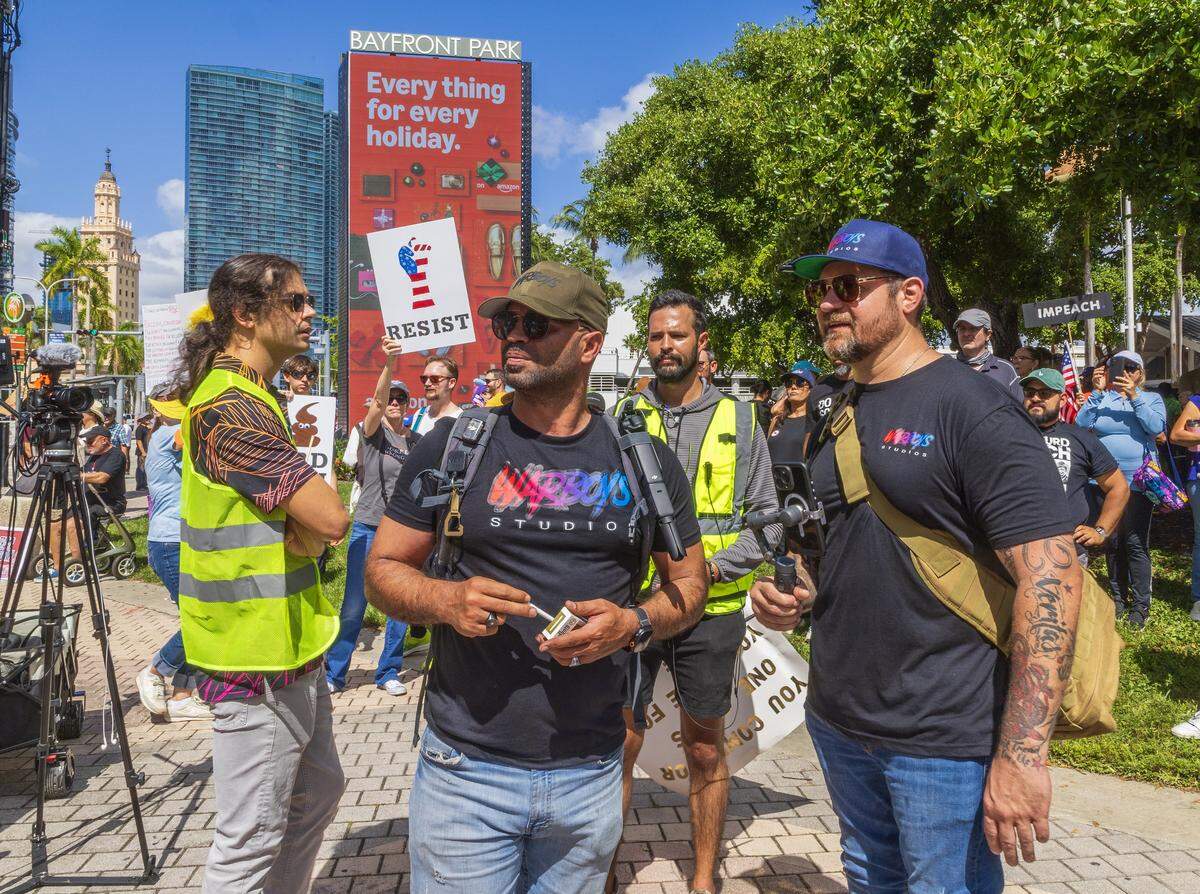 Former Proud Boy leader Enrique Tarrio (center) livestreamed his interactions with protesters from Miami’s ‘No Kings’ protest. 